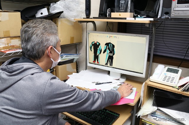 デザインパターンに色を付けていく作業。PCのペイントなどのソフトを使って簡単にシミュレーションできる。