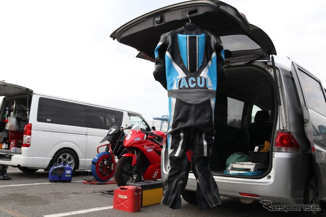レーシングスーツの完成翌日には早速サーキットで慣らし走行を実施した。