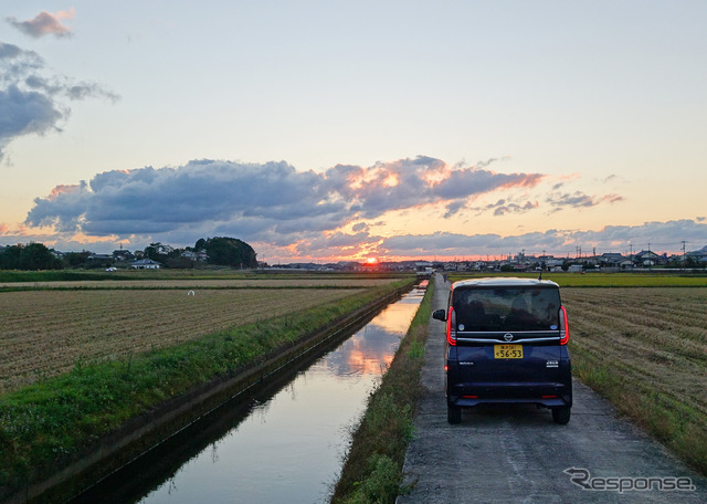 島根県出雲市の用水路にて夕暮れを眺める。