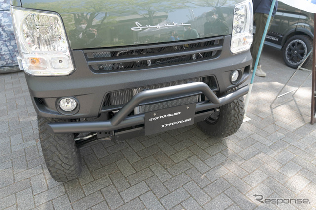 同社の『UPフロントバンパータイプ2』は、フロントバンパーの高さが短くなっているため、車高をより高く見せる効果がある。