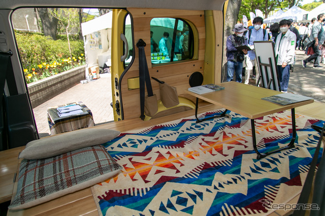 「小さな部屋」を持ち運ぶ、カングーベースの旅するクルマ…アウトドアデイジャパン東京2023