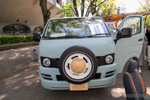 木製インテリアとデニムのシートカバーの調和が美しい『ハイエース』カスタム…アウトドアデイジャパン東京2023