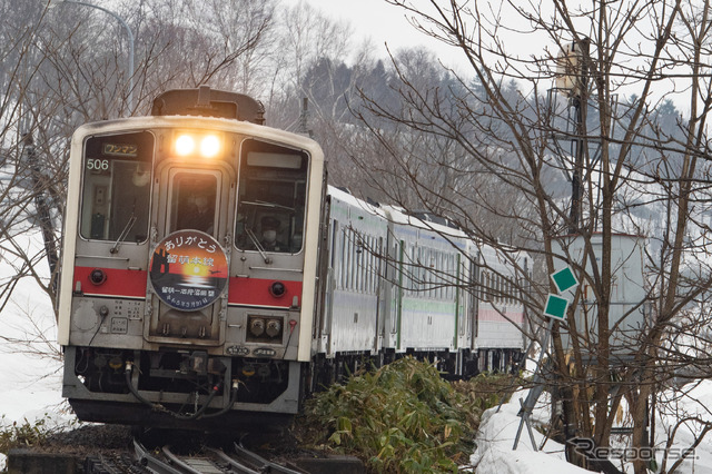 朝の留萌発4924D。上りの旭川直通列車。深川方のヘッドマークは留萌市の名勝「黄金岬」と日本海に沈む夕日、カモメがデザインされたものを掲出。幌糠～峠下。