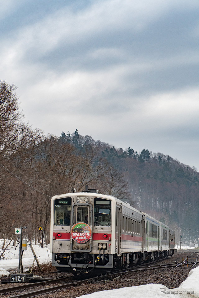 峠下駅へ進入する4924D。留萌方のヘッドマークは沼田町特産のトマトの赤を基調に、明日萌駅こと恵比島駅の木造駅舎がデザインされたものに。