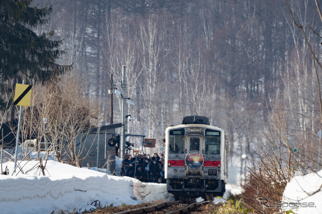 恵比島駅に到着した4927D。セレモニーが行なわれたため狭いホームが黒山の人だかりに。