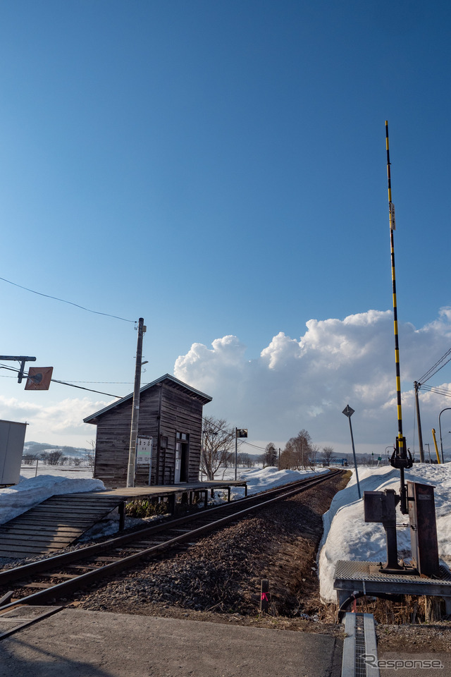 かつて北海道各地にあった仮乗降場を思わせる真布駅。ここでも最終列車では地域の人々がペンライトを振っていたという。