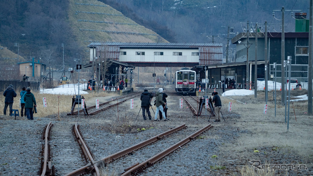 留萌駅の構内を見渡す。途中で切れているレールが、留萌以遠の廃線を思い起こさせる。