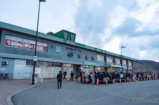 17時を過ぎると留萌駅前では上り最終列車の4932Dを待機する人々の列ができていた。