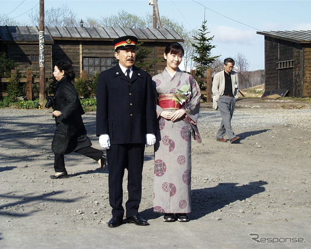 1999年NHK朝の連続ドラマ『すずらん』のロケで記念撮影に応じた主演のお二人。左が明日萌駅の駅長・常盤次郎役の橋爪功氏、右がヒロイン・常盤萌役の遠野なぎこ(当時は遠野凪子)氏。