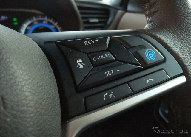 ADAS「プロパイロット」のステアリングスイッチ。細かい設定のしやすさよりワンタッチで作動させる簡単さを優先させた設計。