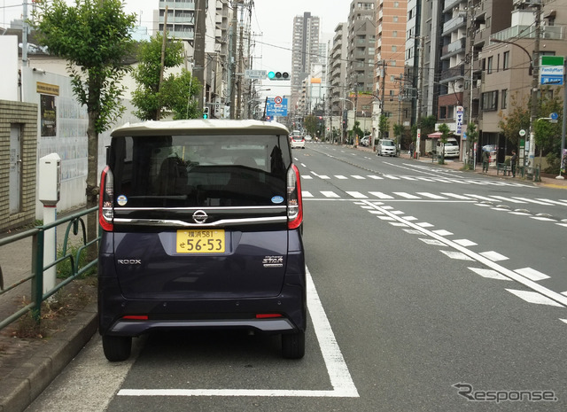 横幅が狭い軽自動車は狭い駐車枠にも簡単に停められる。