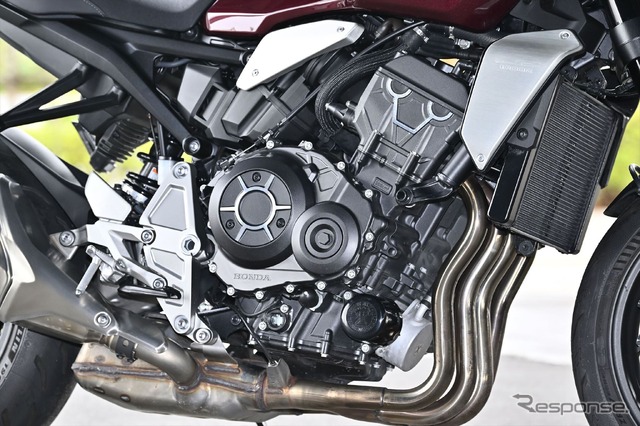 2006年式のCBR1000RRのエンジンをベースに低中速寄りにチューン。スポーツバイクのエンジンとは思えないほどフレキシブルな味付けとなっている