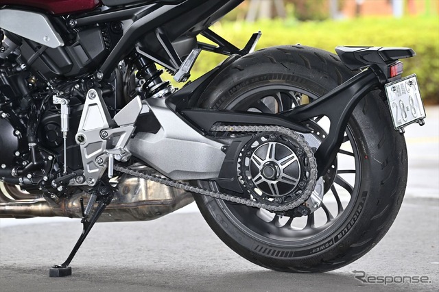 スイングアームは片持ち。スイングアームから伸びるナンバーステーをホンダで初めて採用したのがこのCB1000Rだ