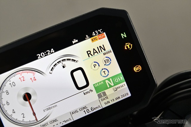 走行モードは、「SPORT」「STANDARD」「RAIN」の他、「USER」モードを用意。ライダーのキャリアはもちろん、路面や気温など様々なコンディションと相談して好みを探りたい。グリップヒーターも装備
