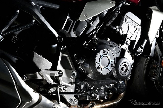 水冷4ストロークDOHC4バルブ並列4気筒。排気量は998ccで145psを10,500rpmで発揮。無機質な水冷エンジンを見せるデザインにするため、一部を切削してアレンジ