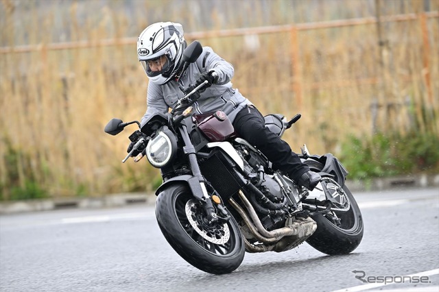 身長165cmでもフィットするコンパクトな作り。CB1300シリーズの巨体を征服する走りとは対極にあるCBだ