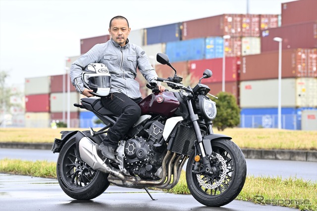 ホンダ CB1000R と筆者(小川勤氏)