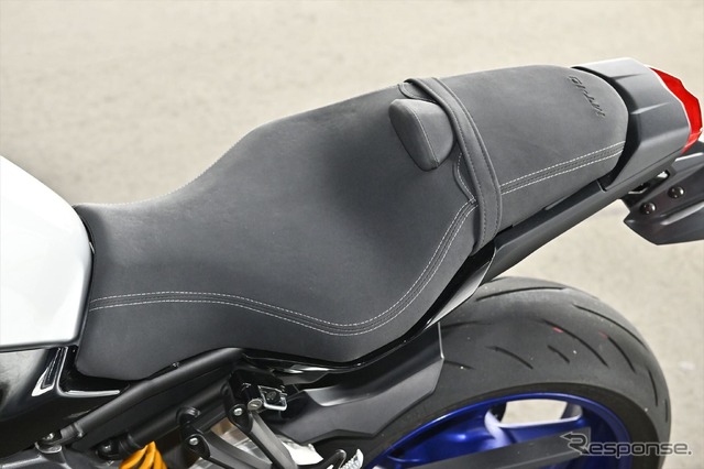 シート高は835mm。YZF-R1よりも低く設定されているが、きちんとスポーツライディングにも対応したカタチ
