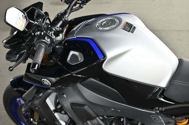 タンク容量は17リットル。YZF-R1より低いシートとのマッチングも良くホールドしやすい
