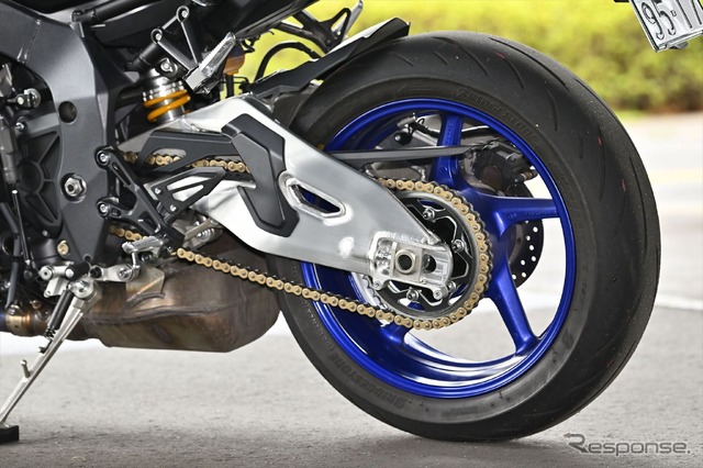 YZF-R1と同じく猛烈にコストのかかったアルミ製のスイングアーム。真上から見ると驚くほど薄く、かなり軽そうなつくり