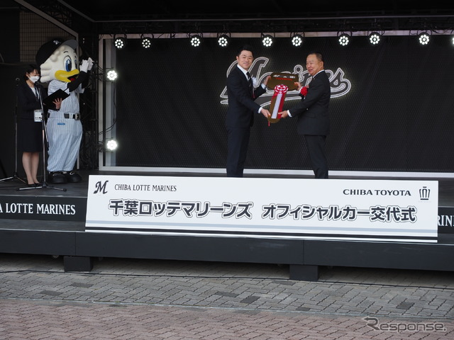 千葉ロッテマリーンズの高坂社長にゴールドキーを手渡す千葉トヨタ自動車の出野社長(右)