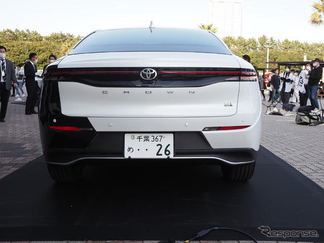 新型クラウンのバイトーンカラーを生かしたデザインの千葉ロッテの新オフィシャルカー