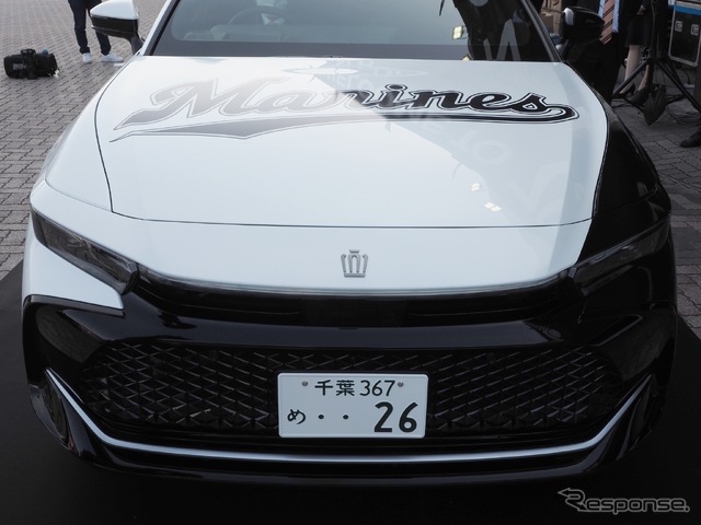 新型クラウンのバイトーンカラーを生かしたデザインの千葉ロッテの新オフィシャルカー