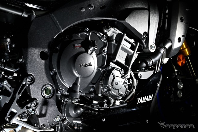 エンジンはMotoGPマシンの技術がフィードバックされた、クロスプレーンクランクを採用した並列4気筒。YZF-R1よりもクランクの慣性を増やして一般道で扱いやすい特性としている。11,500rpmで166psを発揮する