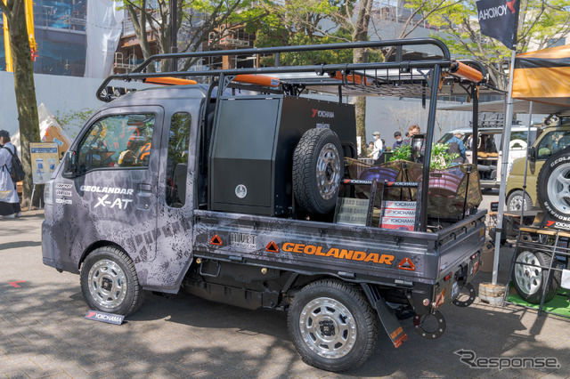 ハイゼットトラックのカスタム。ハードカーゴのキャリアなどで装備し、足元には『MLJ XTREME-J XJ07』ホイールに『ジオランダーX-AT』が装着されていた。
