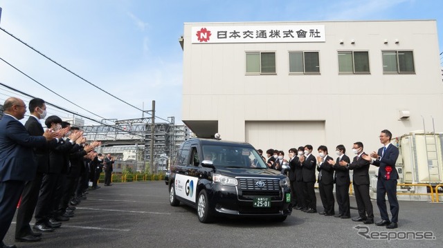 日本交通の社員が独立した個人タクシー2台と業務提携