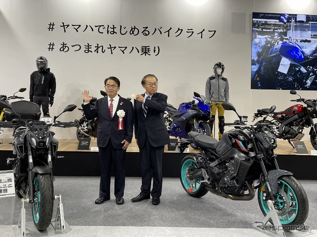 ヤマハ発動機ブースを訪問した大村秀章愛知県知事(左)