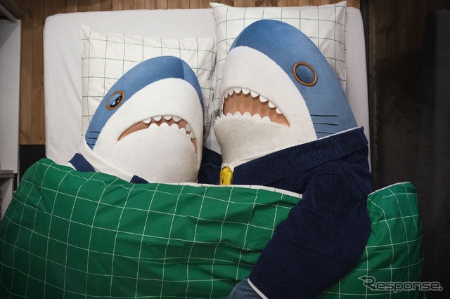 「#IKEAのサメ」、ブローハイ(向かって右)とジュニア