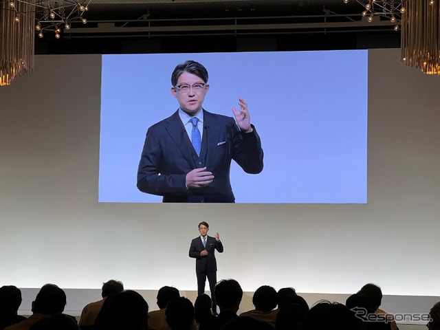 記者会見に臨む佐藤社長