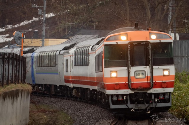 4月7日に札幌→函館間で運行された復刻塗装車先頭のキハ183系ツアー列車。函館本線（山線）経由で運行されたが、大雨による冠水のため2時間遅れの発車となった。函館本線・小樽～塩谷。