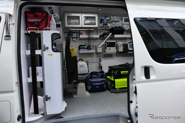 ベルリング「青い救急車」のベースは同社のC-CABIN。内装は同じ
