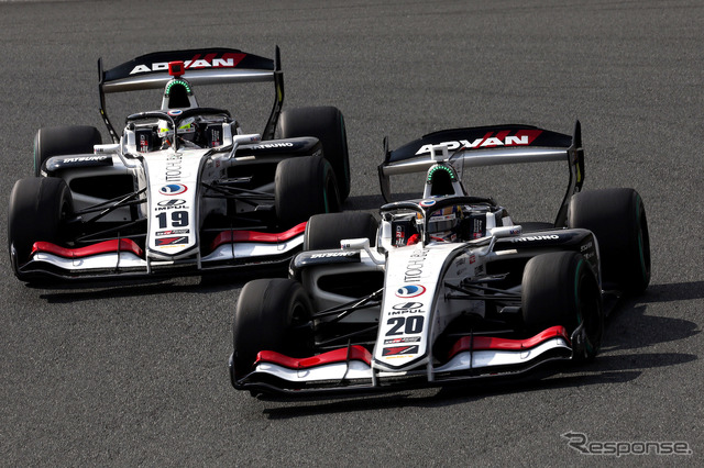 3位の#20 平川亮(ITOCHU ENEX TEAM IMPUL)(手前)