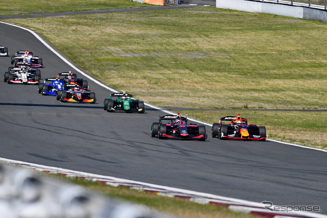 #1 野尻智紀(TEAM MUGEN)と#53 大湯都史樹(TGM Grand Prix)のトップ争い