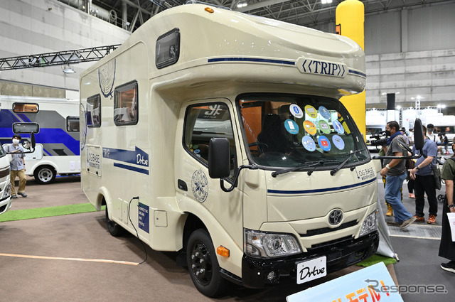 (参考画像)カムロードベースのダイレクトカーズ「トリップ ログベース」の室内(名古屋キャンピングカーフェア2022)