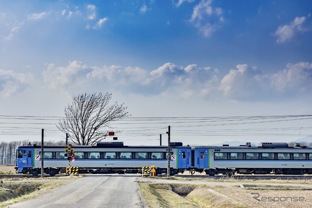 『キハ183系オホーツク』の札幌方先頭車はNN183系の電源装置付きキハ183-1555。函館本線・美唄~光珠内。2023年4月10日。