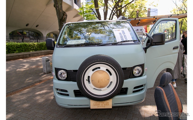 木製インテリアとデニムのシートカバーの調和が美しい『ハイエース』カスタム…アウトドアデイジャパン東京2023