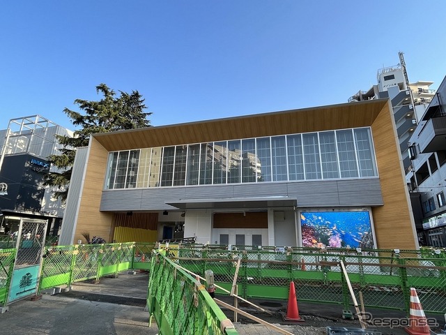 豊島園駅:既存駅舎の駅前広場側に、駅舎を新築