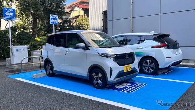 軽電気自動車「日産サクラ」(手前)からの給電の様子