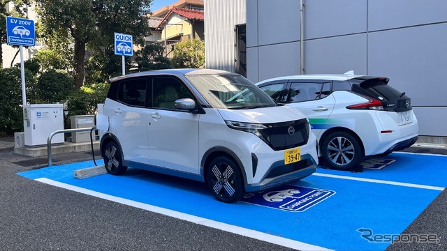 軽電気自動車「日産サクラ」（手前）からの給電の様子