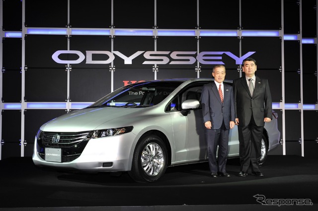 ホンダ・オデッセイ4代目発表:福井威夫取締役社長(当時、向かって左)と五十嵐則夫オデッセイ(4代目)開発責任者