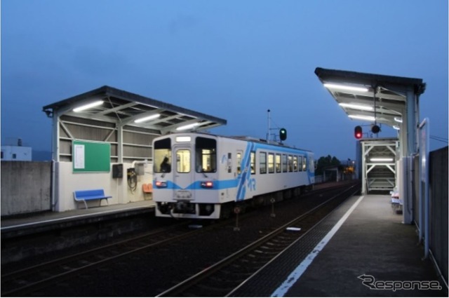 大規模修繕が計画されている西富井駅付近の高架区間。駅部分は2014年6月に改修工事が完了している。