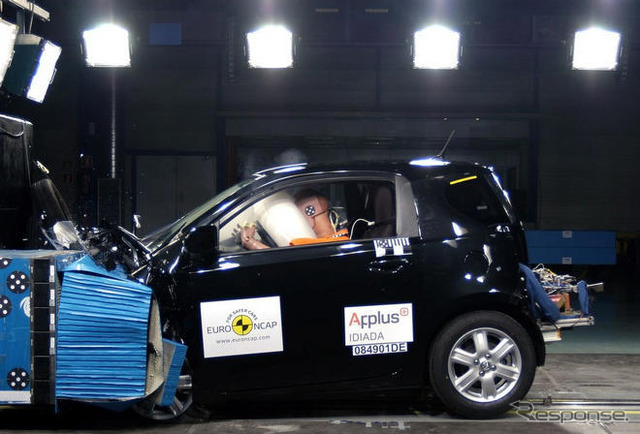 トヨタ、後席センターエアバッグを開発…世界初
