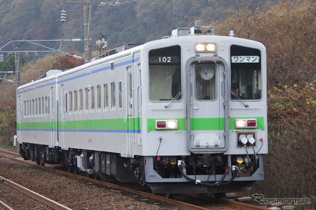 737系に置き換えられ室蘭本線から姿を消すキハ143。2012年10月27日。室蘭本線幌別~富浦。