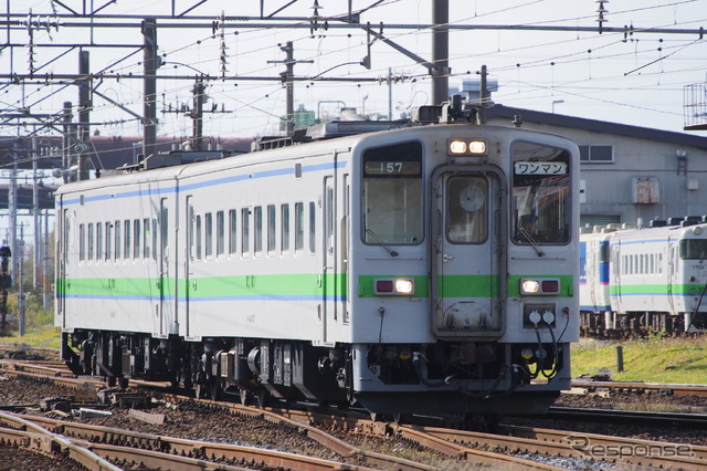 トイレ付きの150番台先頭のキハ143形普通列車。早朝と夜間には札幌でもその姿を見ることができる。