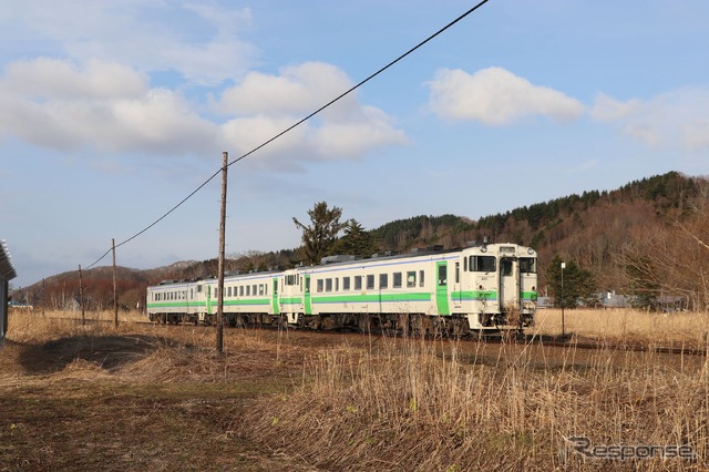 解体されつつある札沼線非電化区間専用車だったキハ40形400番台(前の2両)。2020年4月12日。