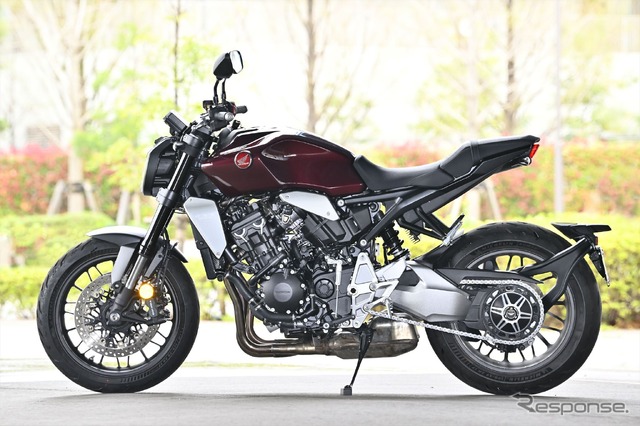 ホンダ CB1000R。シートカウルにナンバーが付かないため、コンパクトな見た目を実現。シート高は830mm